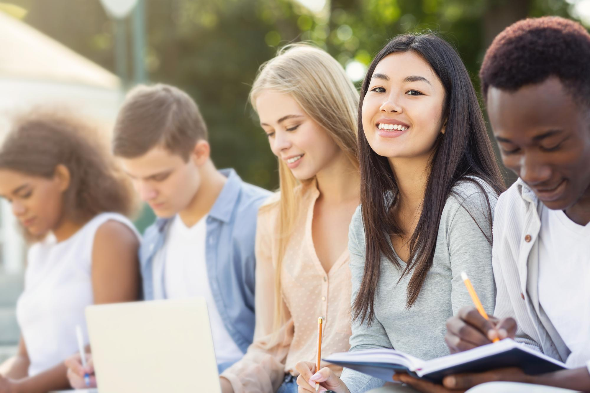 Estudiantes internacionales estudiando al aire libre